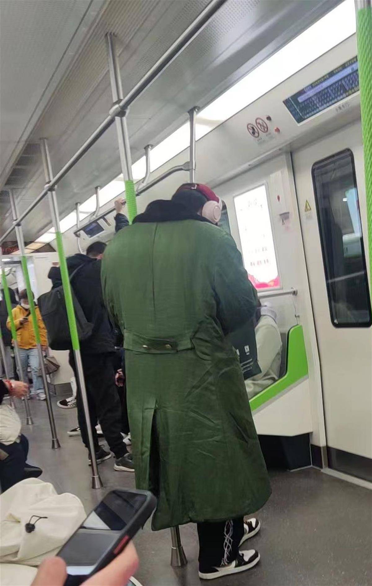 市场“旧衣服”开始引领“新潮流”百家乐冲锋衣涨价军装冲锋衣重回(图1)